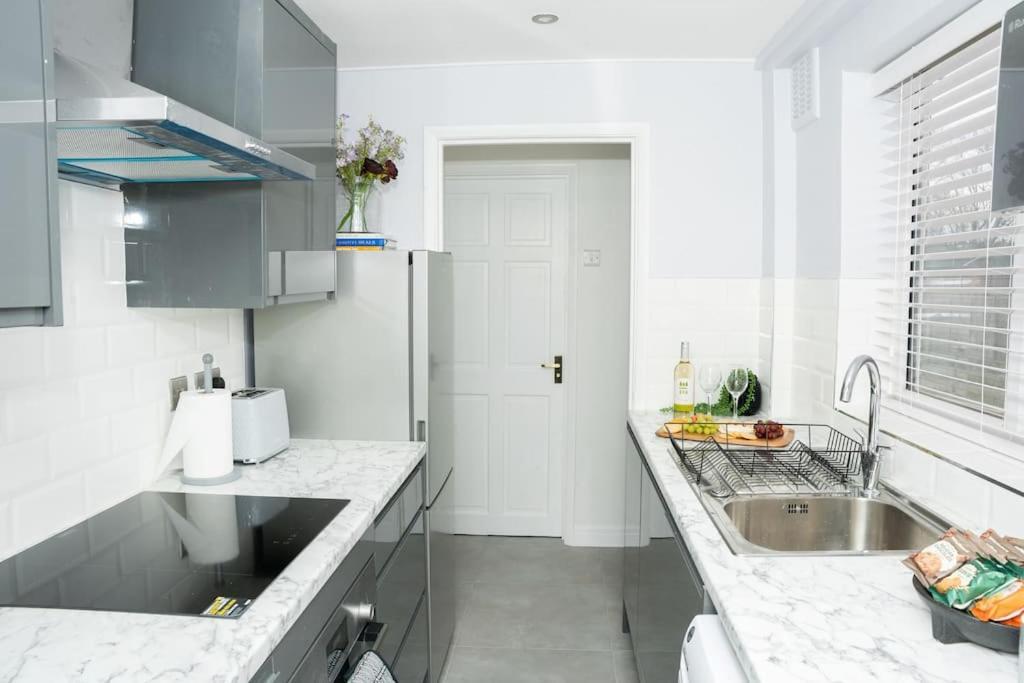 Stylish Home In York - Free Wifi & Parking - Close To Racecourse & City Centre Exterior photo